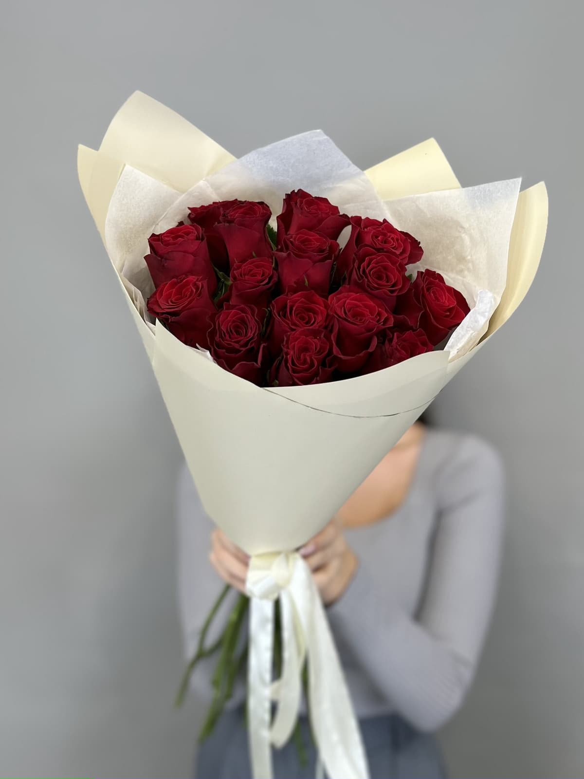 Праздничный букет из 15 стандартных красных роз в упаковке
