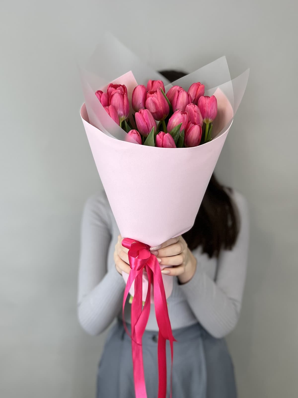 Букет из 15 ярко розовых тюльпанов в фоамиране