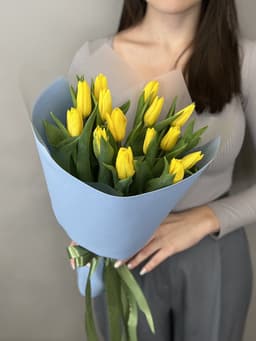 Букет из 15 желтых тюльпанов в фоамиране