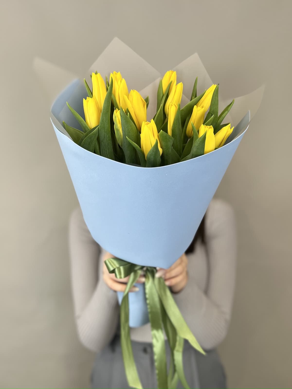 Букет из 15 желтых тюльпанов в фоамиране