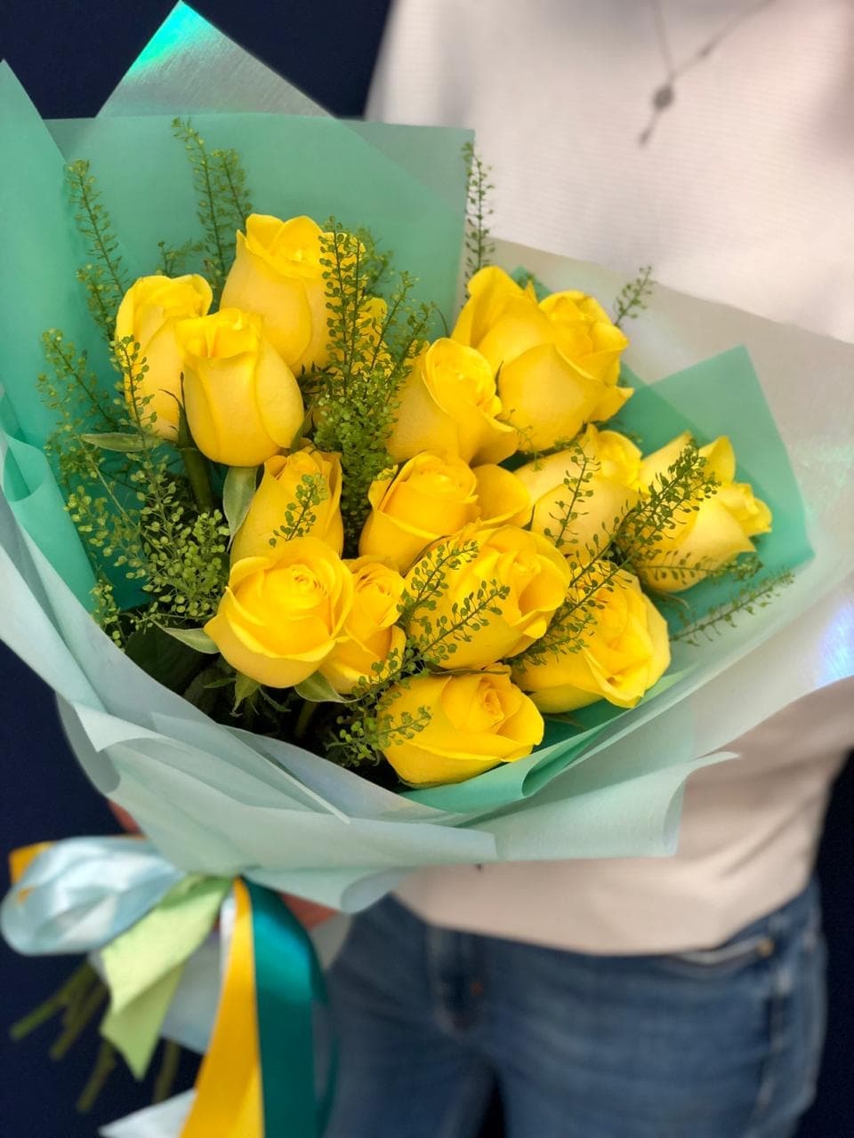 Букет из 15 жёлтых Роз Эквадор в фирменном оформлении 70 см