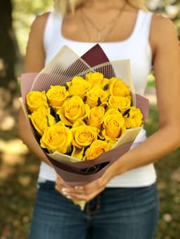 Букет из 15 жёлтых Роз Эквадор в матовой бумаге 60 см