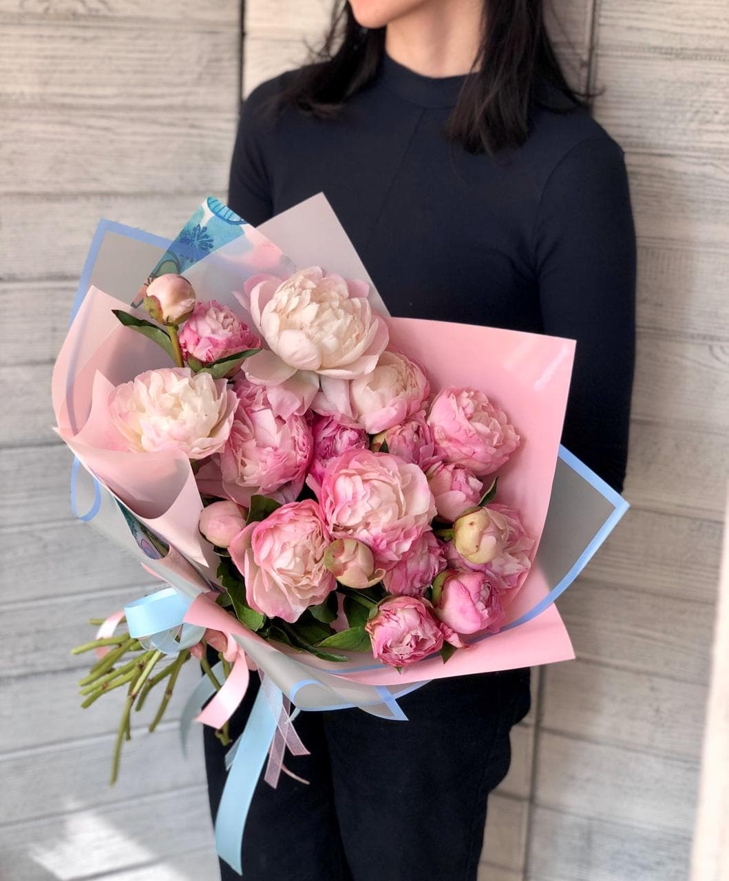 Красивый букет из 19 Пионов Sara Bernard