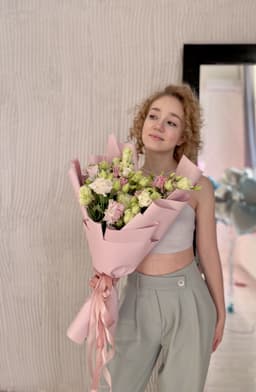 Дизайнерский букет из 21 Эустомы Alisa в матовой упаковке