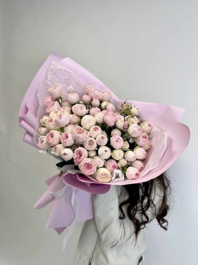 Стильный букет из 21 пионовидной кустовой розы Mansfield Park Стильный букет из 21 пионовидной кустовой розы Mansfield Park