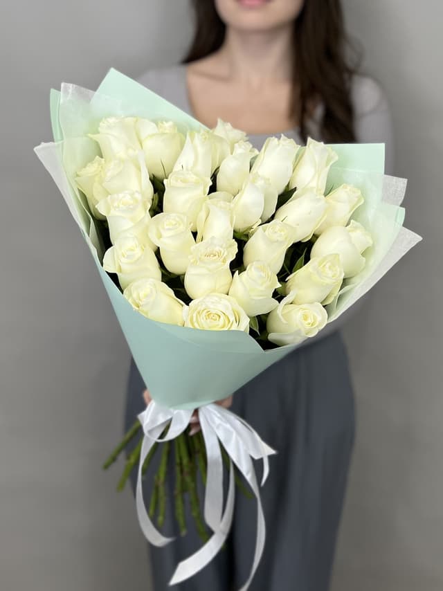 Свежий букет из 25 белых роз стандарт 50 см в оформлении Свежий букет из 25 белых роз стандарт 50 см в оформлении