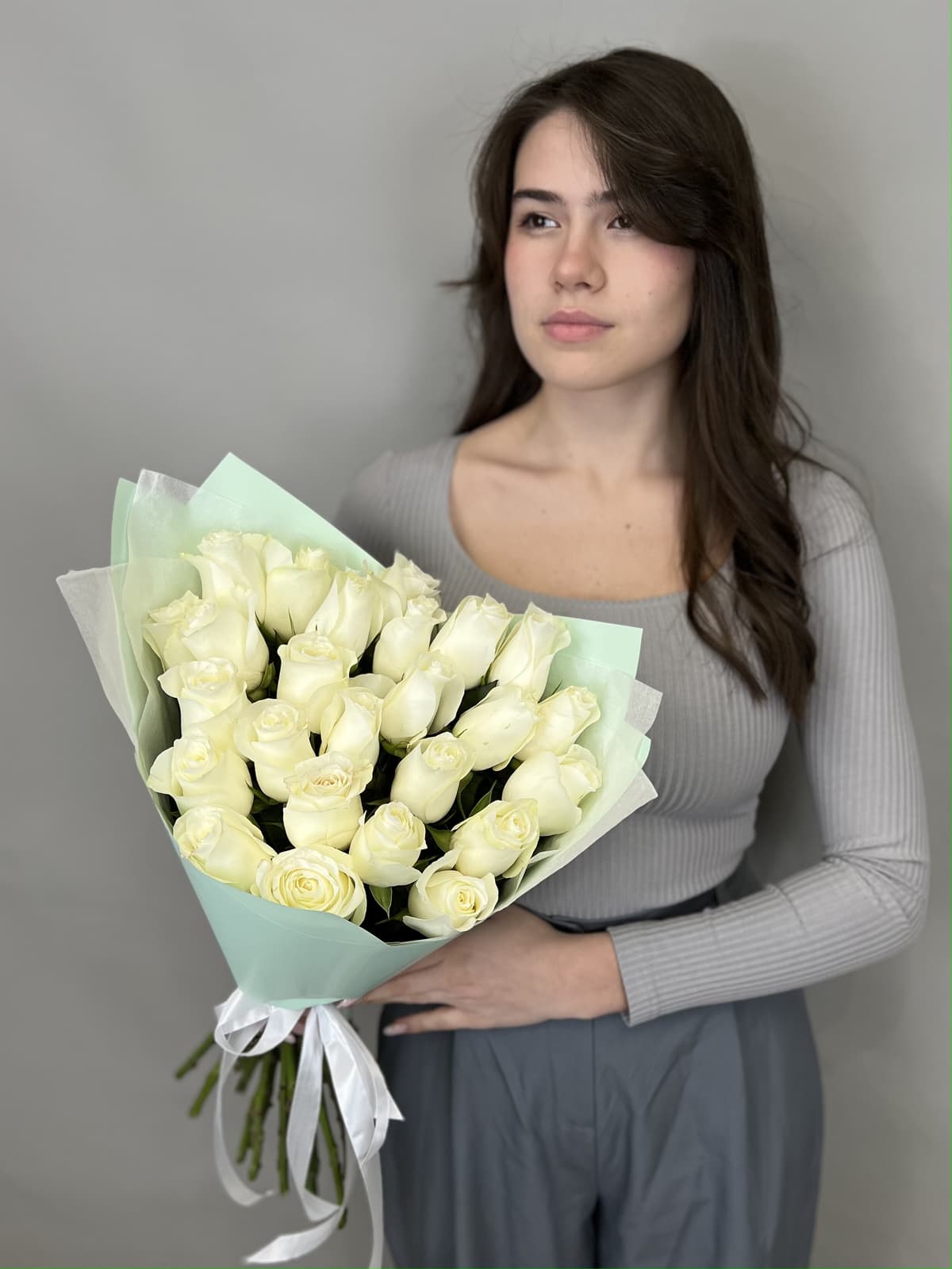 Свежий букет из 25 белых роз стандарт 50 см в оформлении