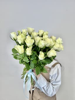 Красочный букет из 25 белых роз стандарт 50 см