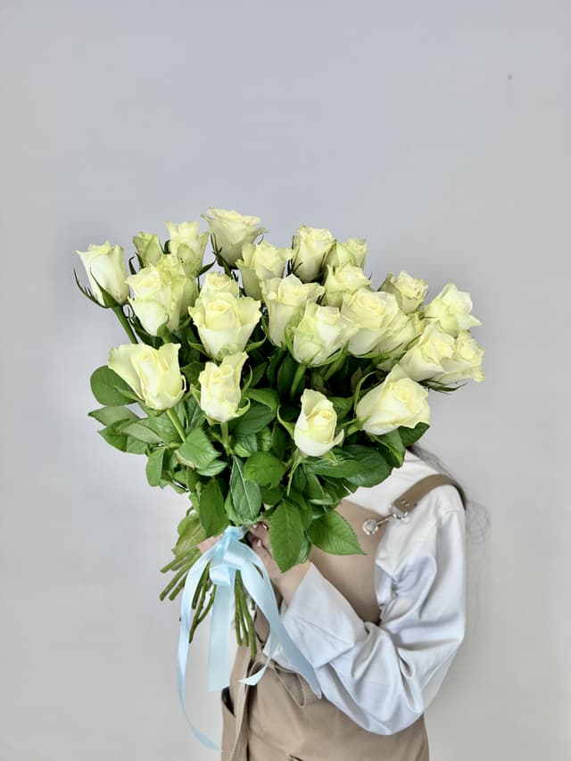 Красочный букет из 25 белых роз стандарт 50 см Красочный букет из 25 белых роз стандарт 50 см