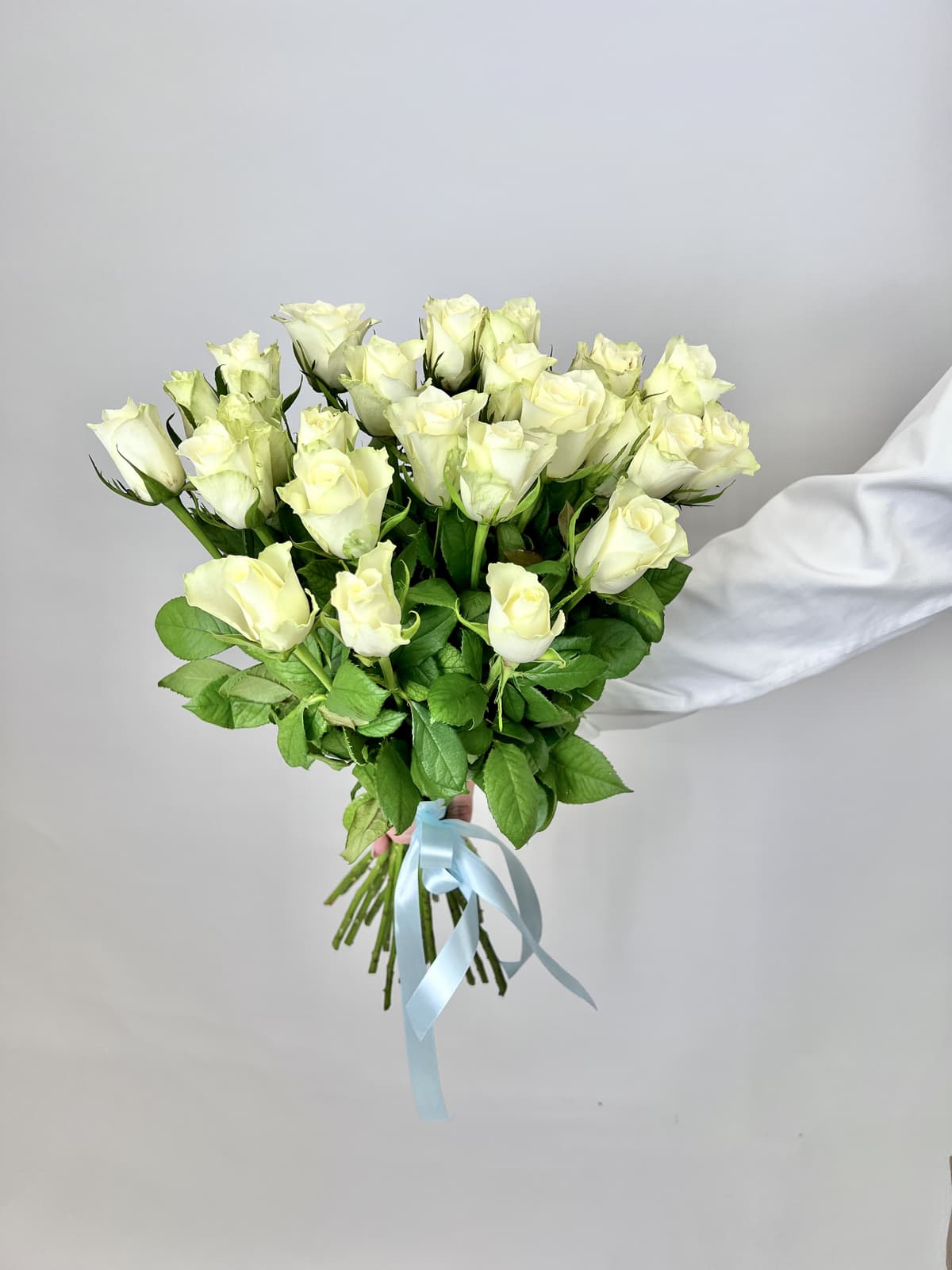 Красочный букет из 25 белых роз стандарт 50 см