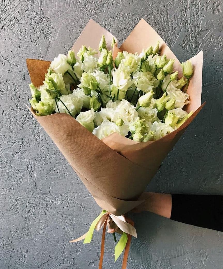 Красочный букет из 25 Эустом в крафте Уфа