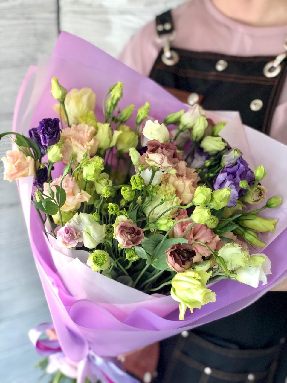 Праздничный букет из 25 эустом в матовой бумаге Уфа