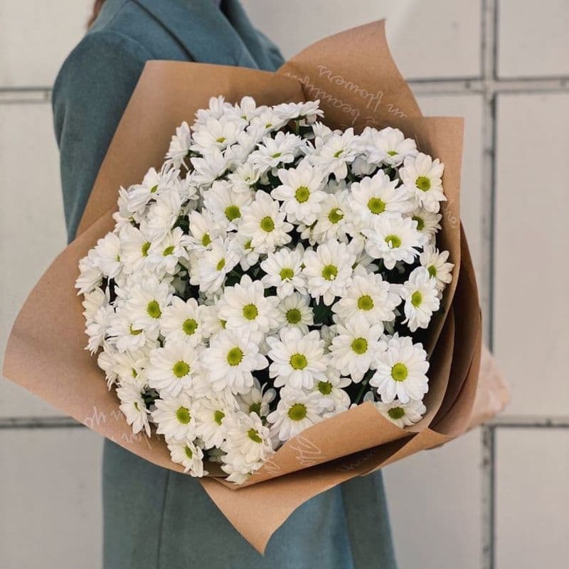 Дизайнерский букет из 25 хризантем в крафте (цвет на выбор)