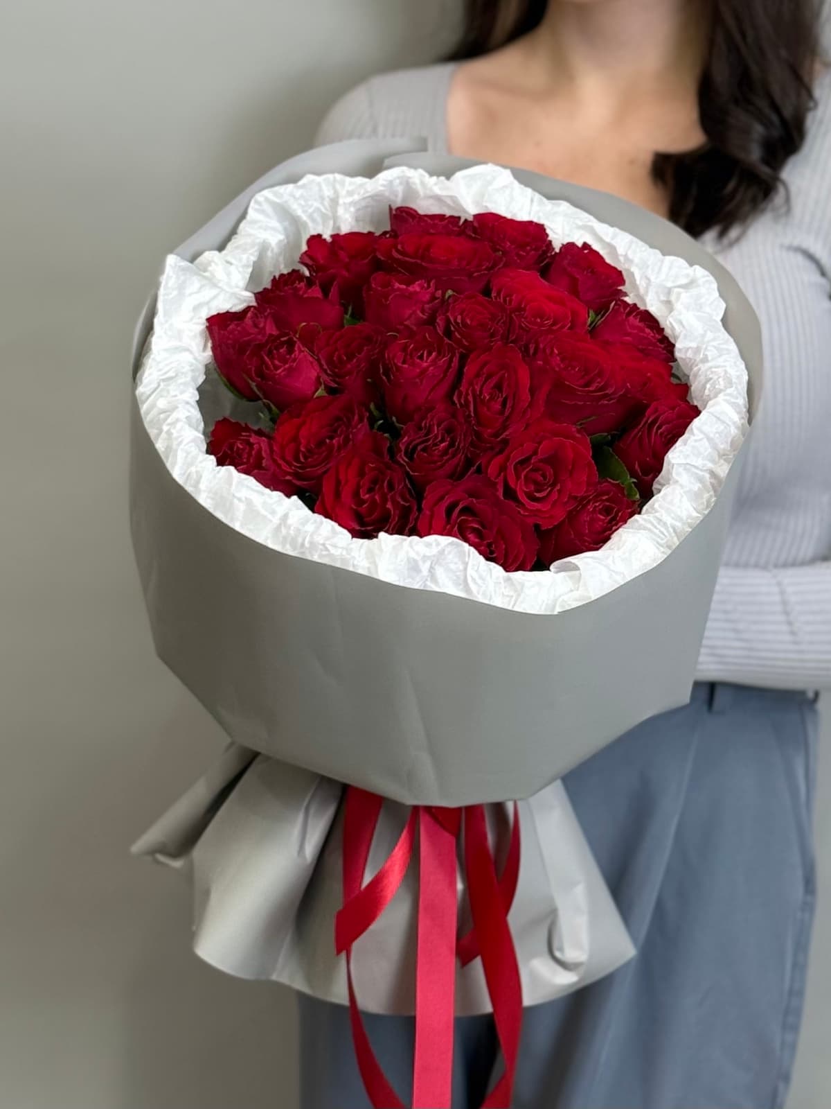 Букет из 25 красных роз Кения 35-40 см в фирменной упаковке