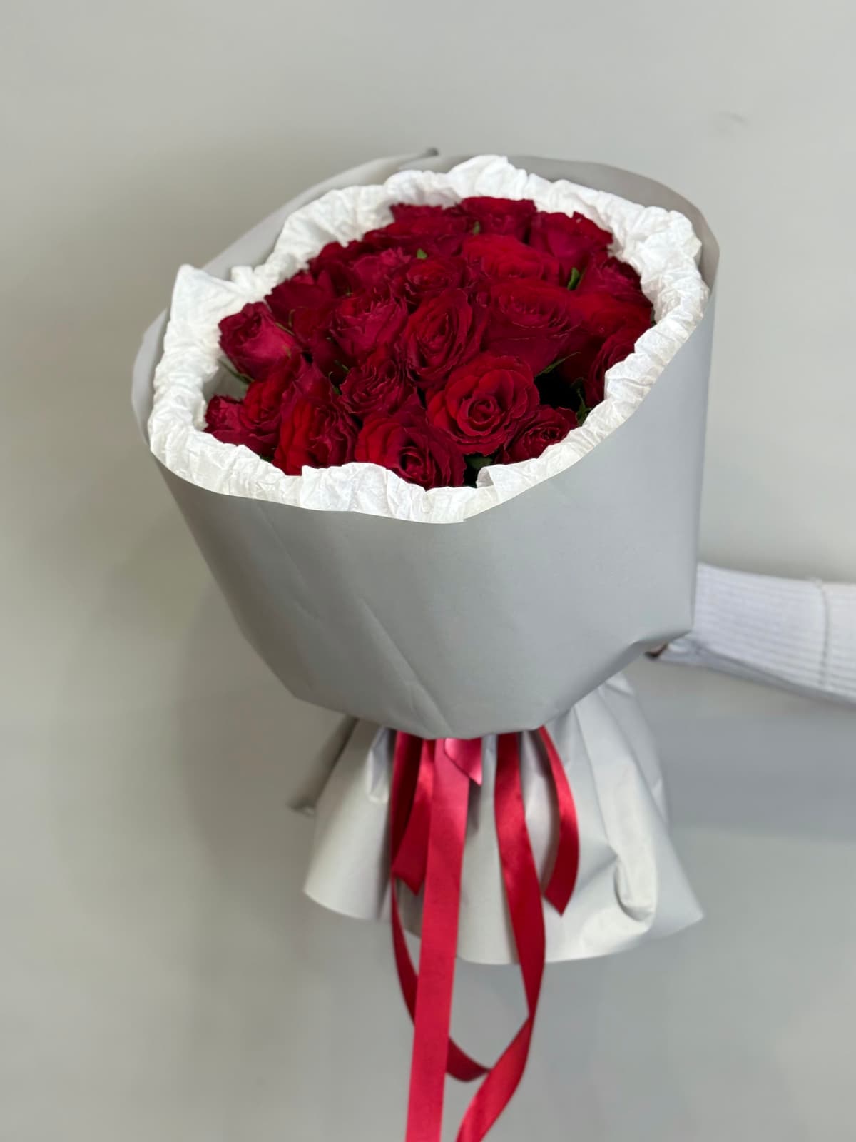 Букет из 25 красных роз Кения 35-40 см в фирменной упаковке