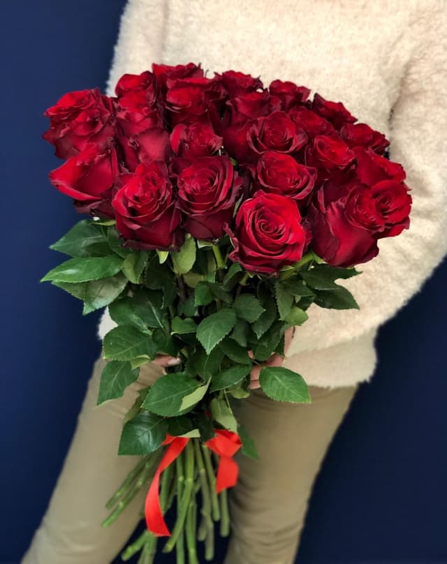 Популярный букет из 25 красных роз Эквадор 100 см Популярный букет из 25 красных роз Эквадор 100 см