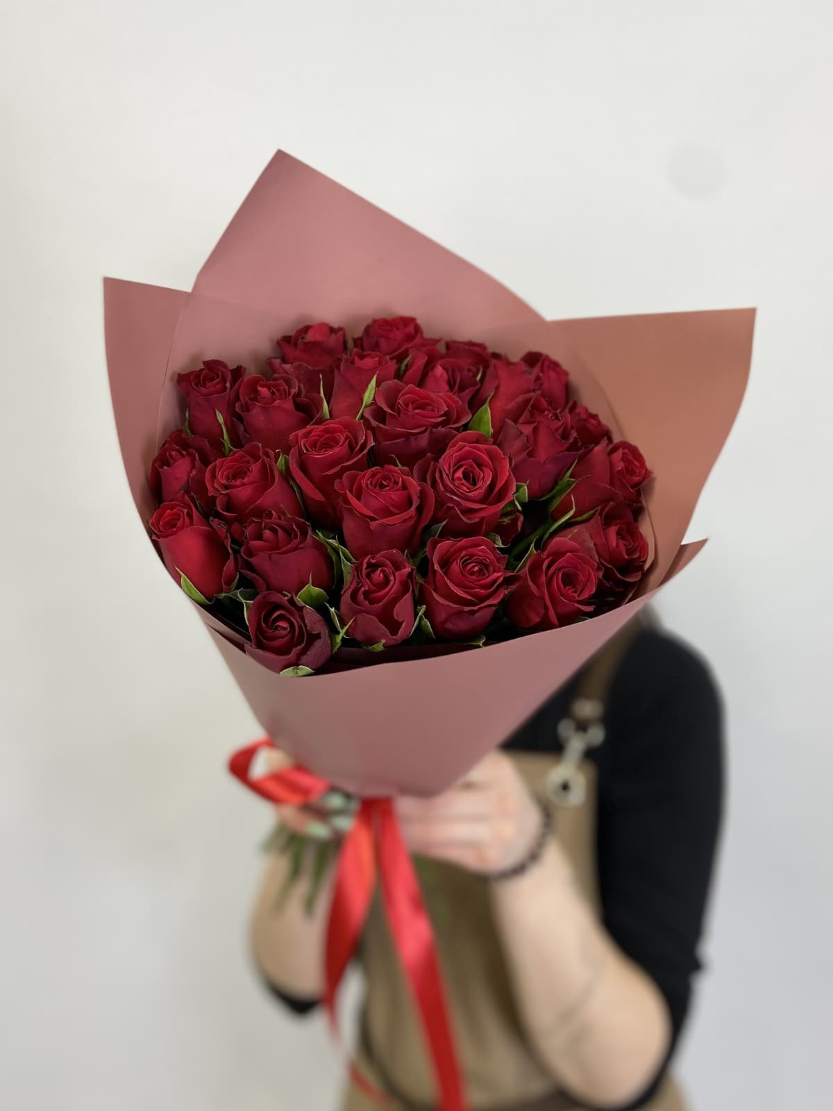 Свежий букет из 25 красных роз Кения 35-40см в матовом
