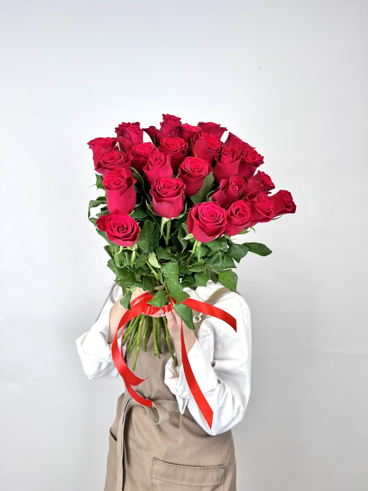 Стильный букет из 25 красных роз стандарт 50 см