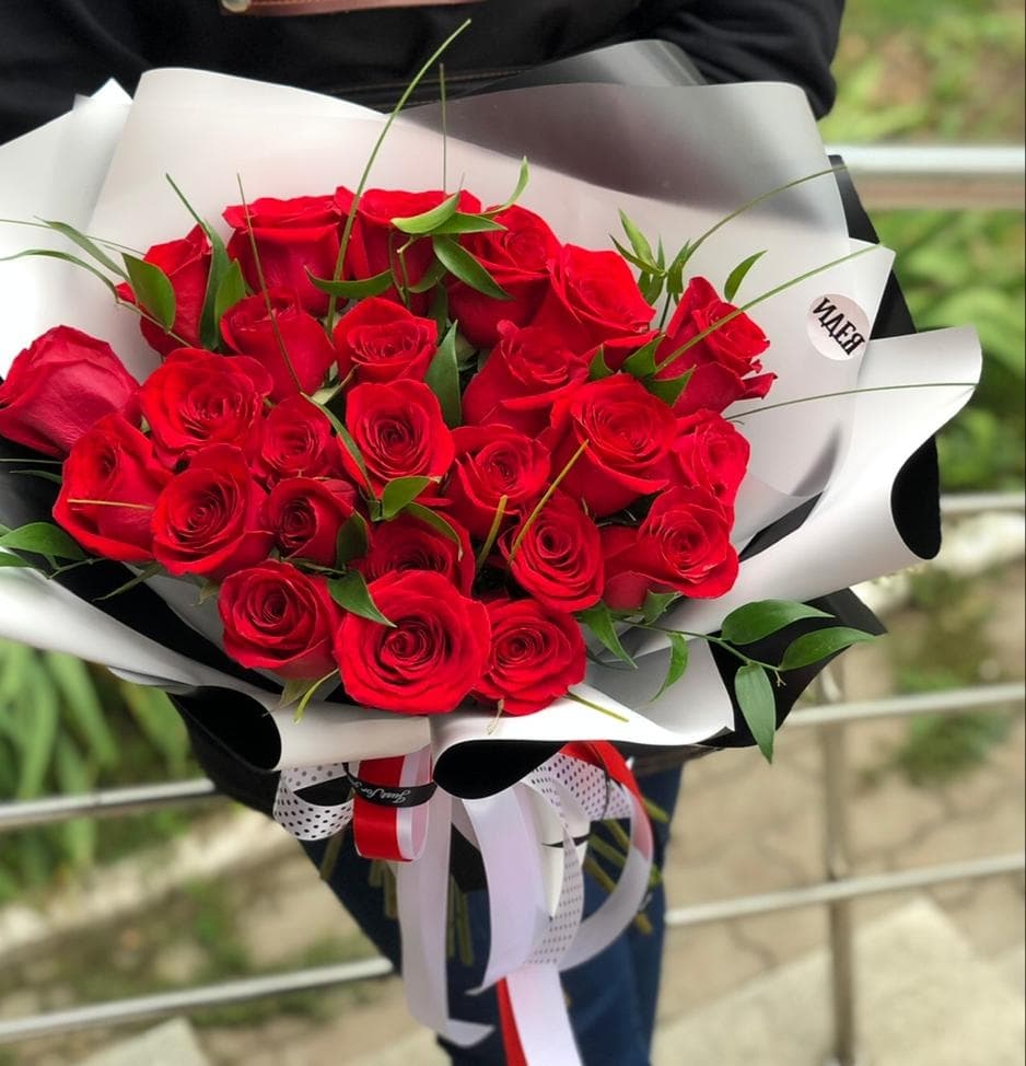 Дизайнерский букет из 25 красных Роз в фирменном оформлении 50 см