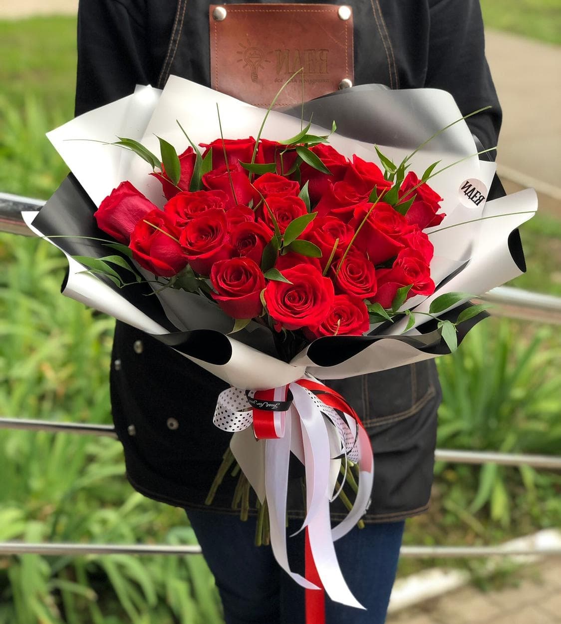 Дизайнерский букет из 25 красных Роз в фирменном оформлении 50 см