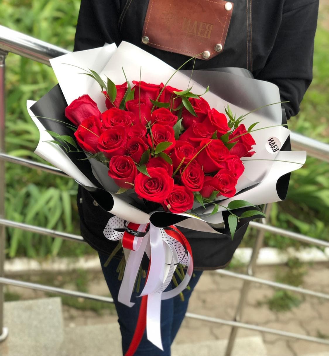 Шикарный букет из 25 красных Роз в фирменном оформлении 70 см