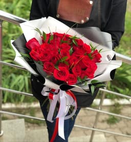 Красочный букет из 25 красных Роз в фирменном оформлении 80 см