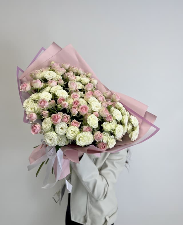 Праздничный букет из 25 кустовых роз микс в матовой бумаге Праздничный букет из 25 кустовых роз микс в матовой бумаге