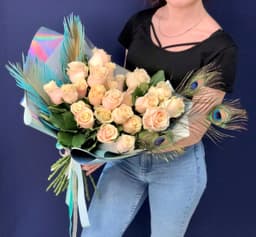 Весенний букет из 25 нежных Роз Эквадор в стильном оформлении 70 см