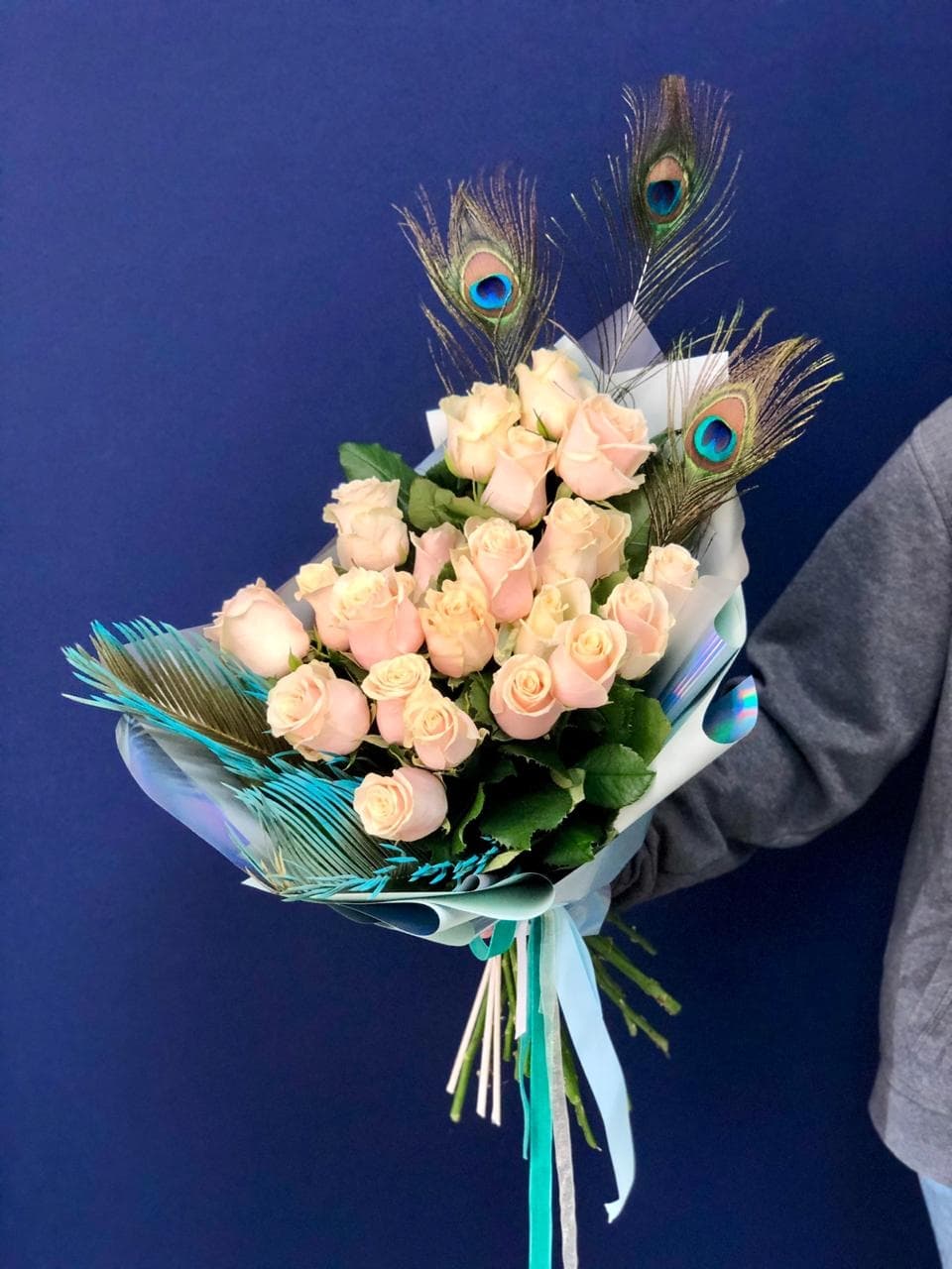 Весенний букет из 25 нежных Роз Эквадор в стильном оформлении 70 см