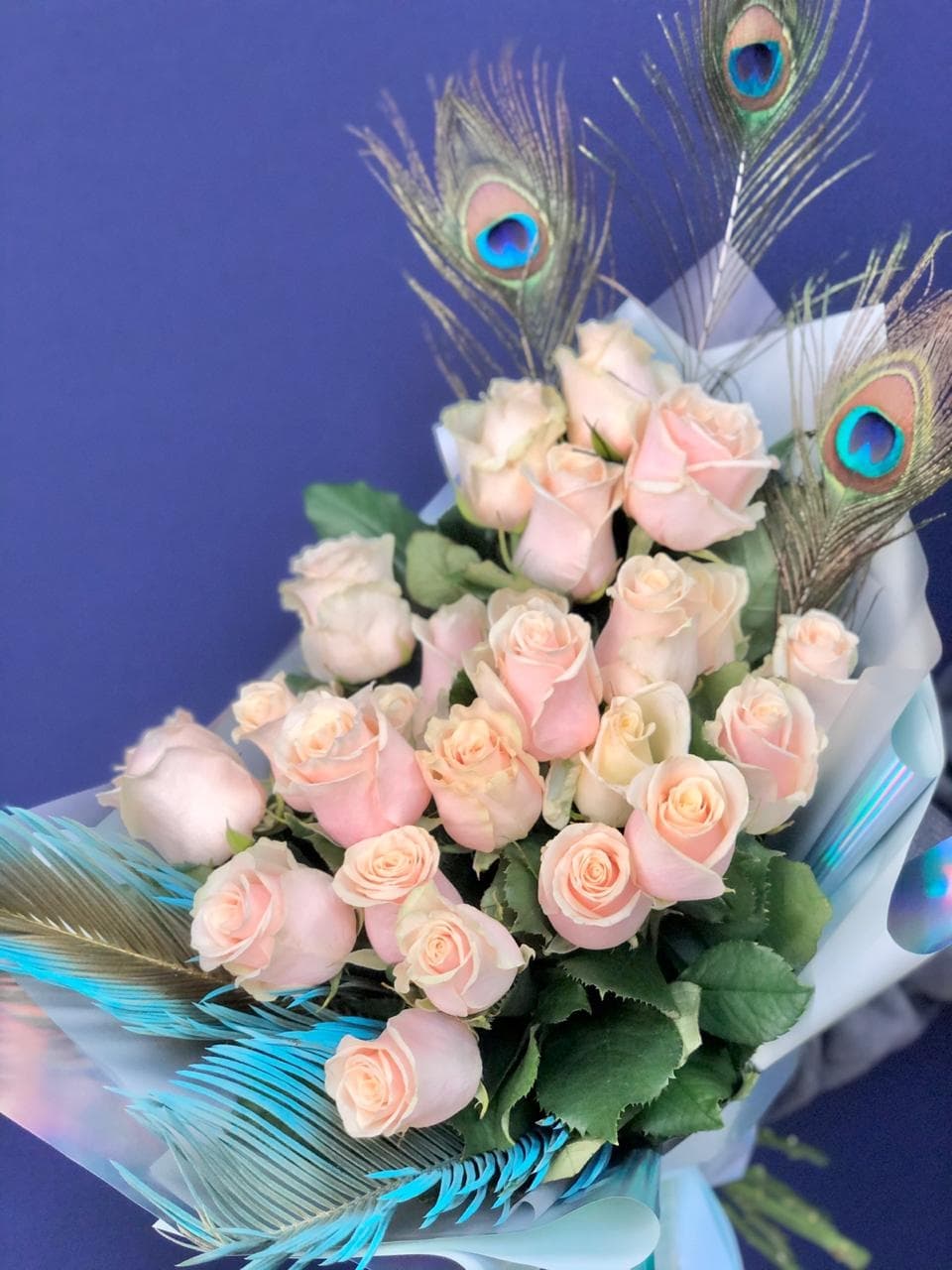 Весенний букет из 25 нежных Роз Эквадор в стильном оформлении 70 см