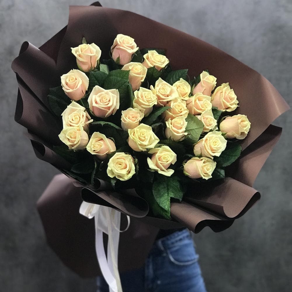 Роскошный букет из 25 персиковых роз Эквадор в матовой бумаге 70 см