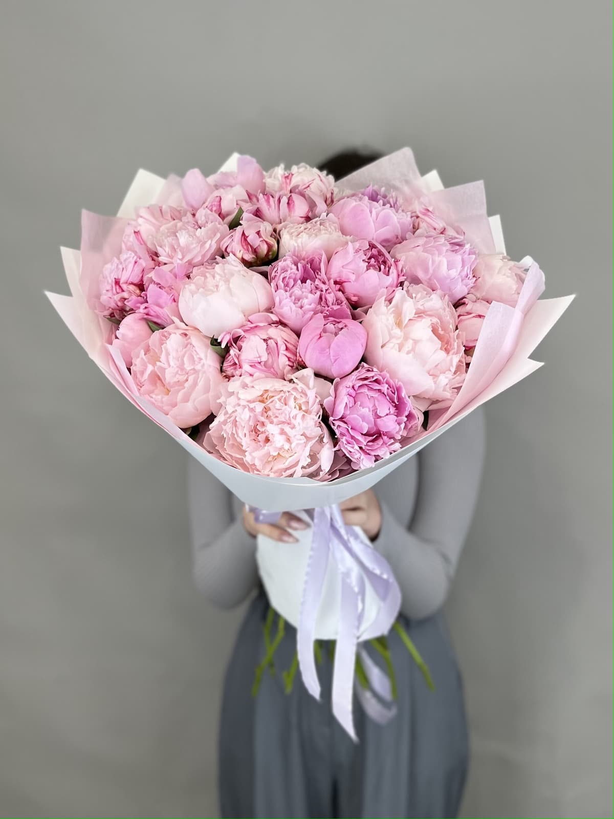 Красивый букет из 25 Пионов Sara Bernard