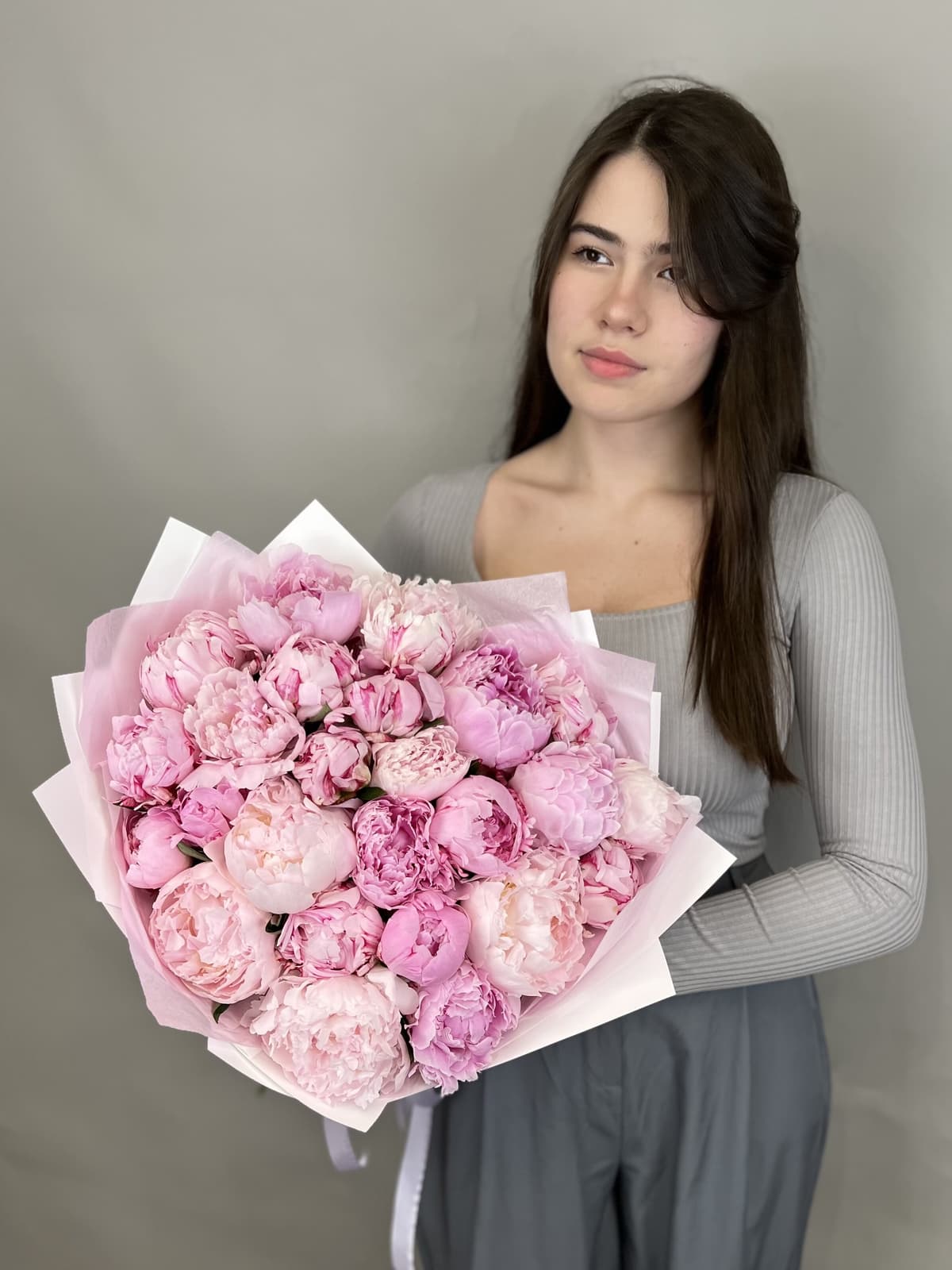 Красивый букет из 25 Пионов Sara Bernard