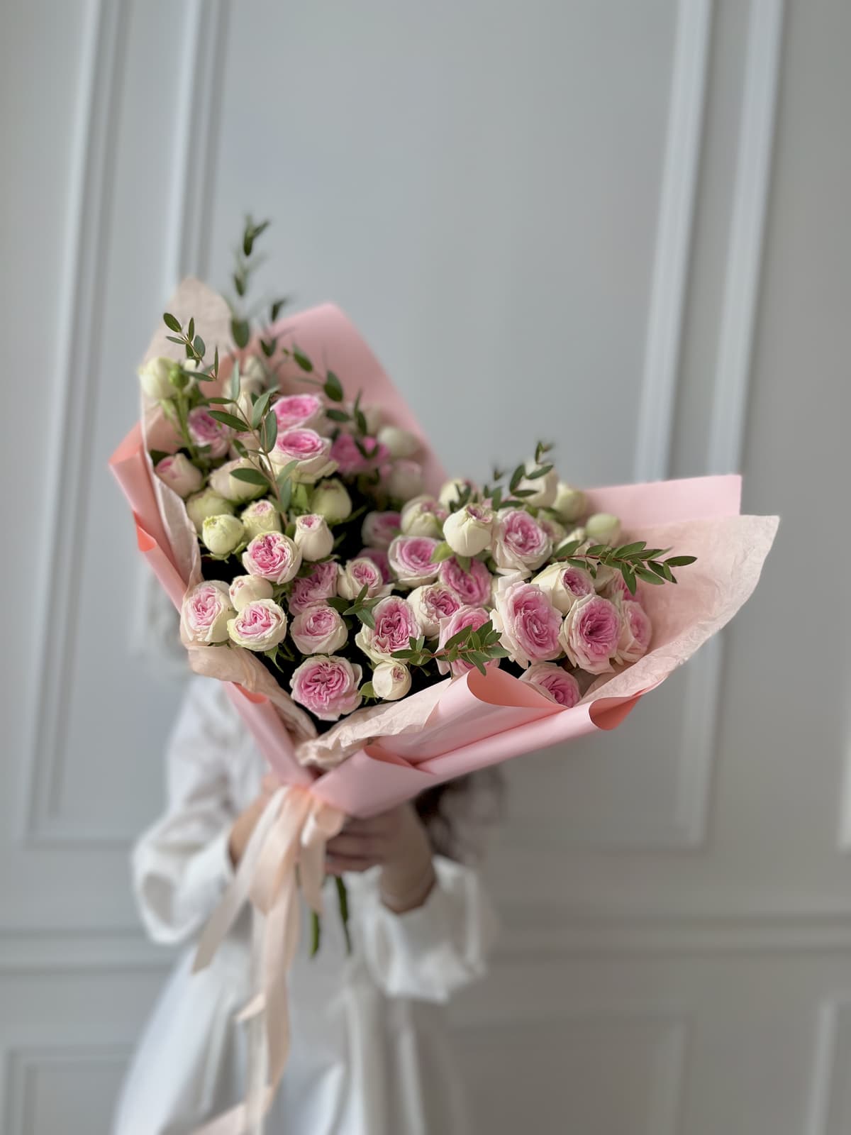 Оригинальный букет из 25 пионовидных кустовых роз Gelato с эвкалиптом