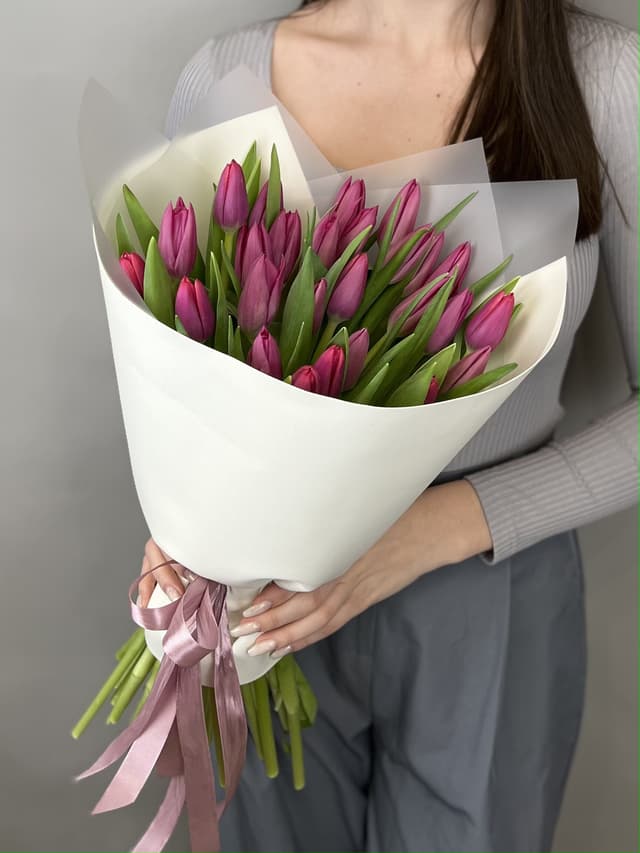 Букет из 25 пурпурных тюльпанов в фоамиране Букет из 25 пурпурных тюльпанов в фоамиране