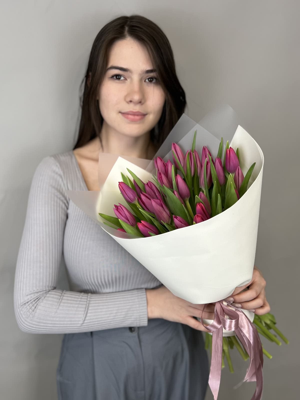 Букет из 25 пурпурных тюльпанов в фоамиране