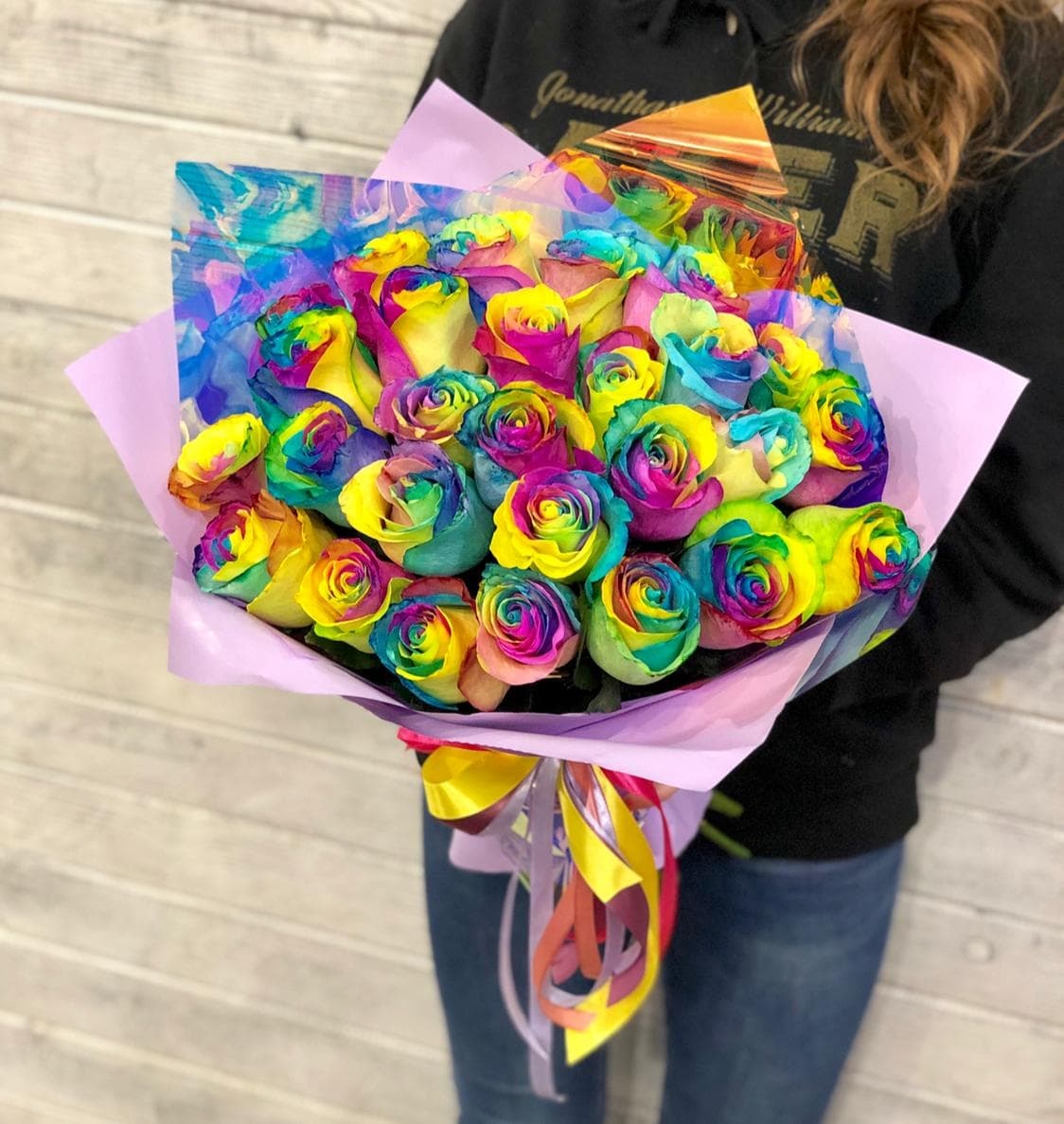 Букет из 25 радужных Роз в фирменном оформлении