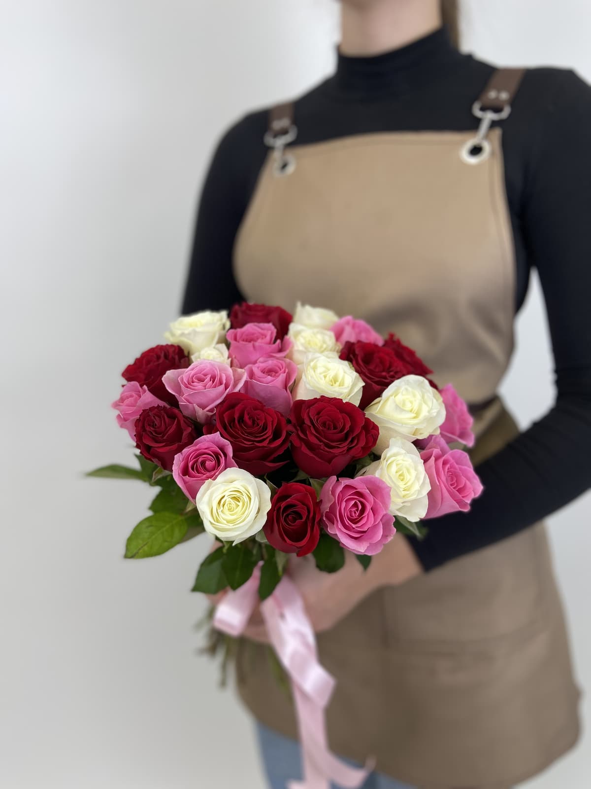 Оригинальный букет из 25 роз Кения микс 35-40см