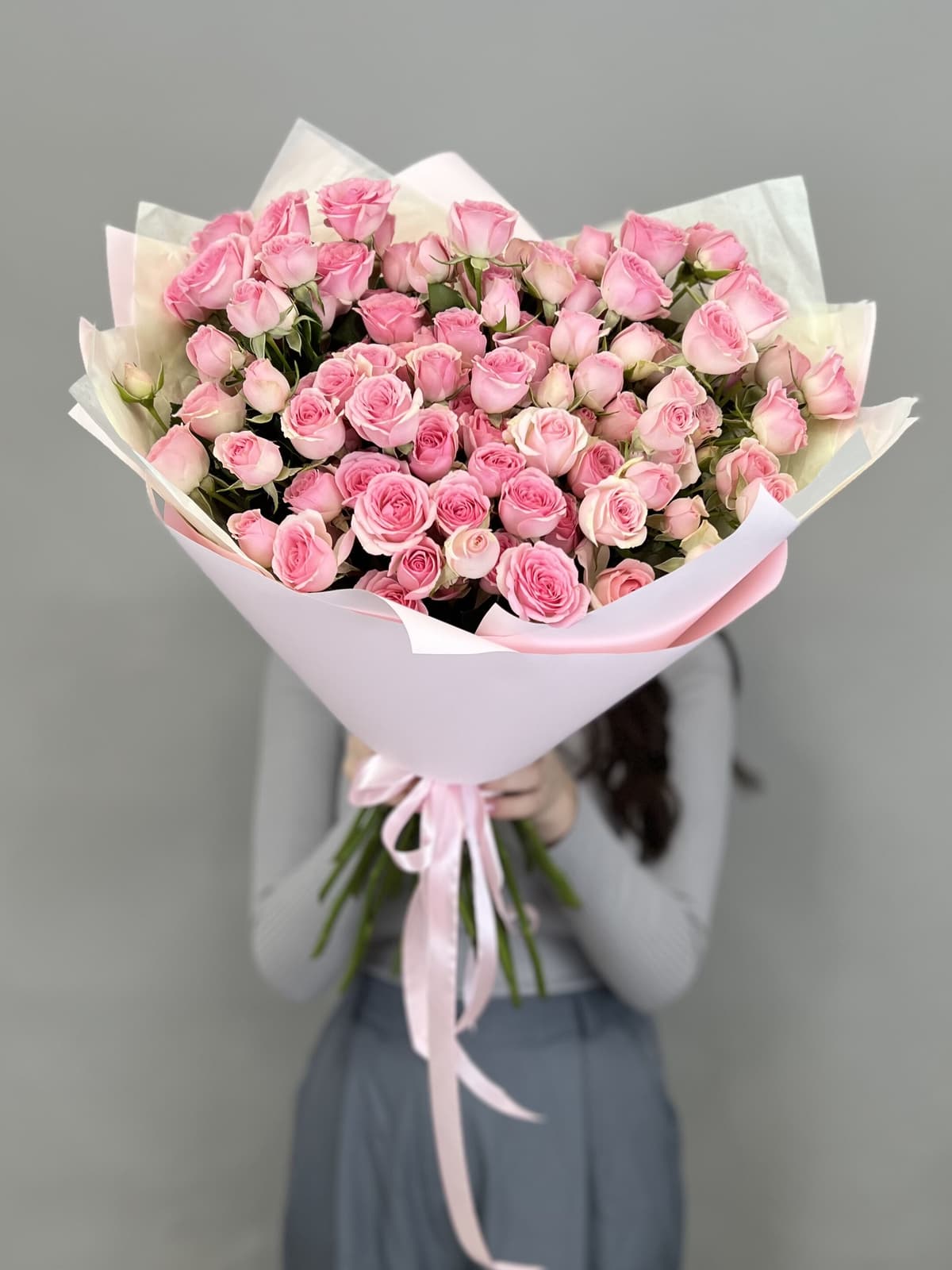 Дизайнерский букет из 25 розовых кустовых роз