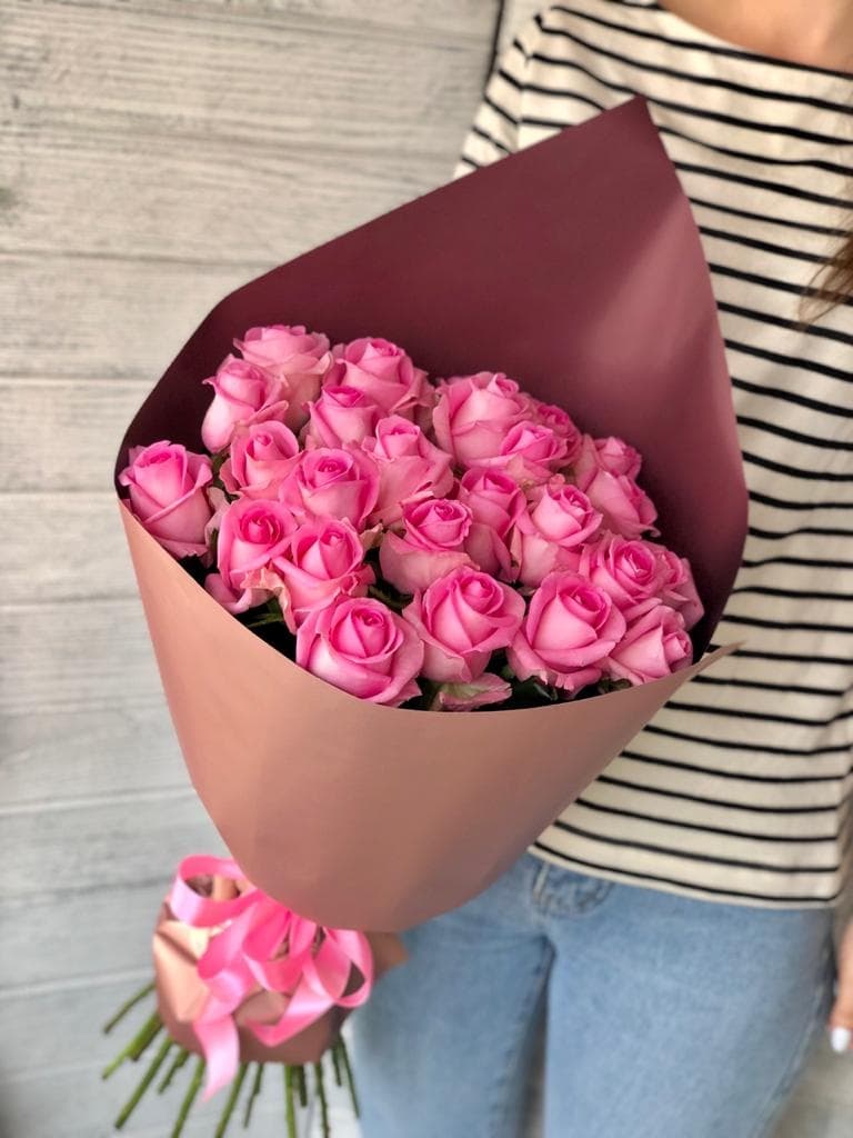 Красочный букет из 25 розовых роз Эквадор в матовой бумаге 50 с