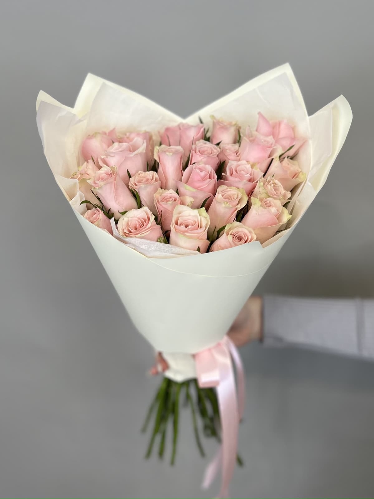 Классический букет из 25 розовых роз Кения 35-40 см в матовой бумаге