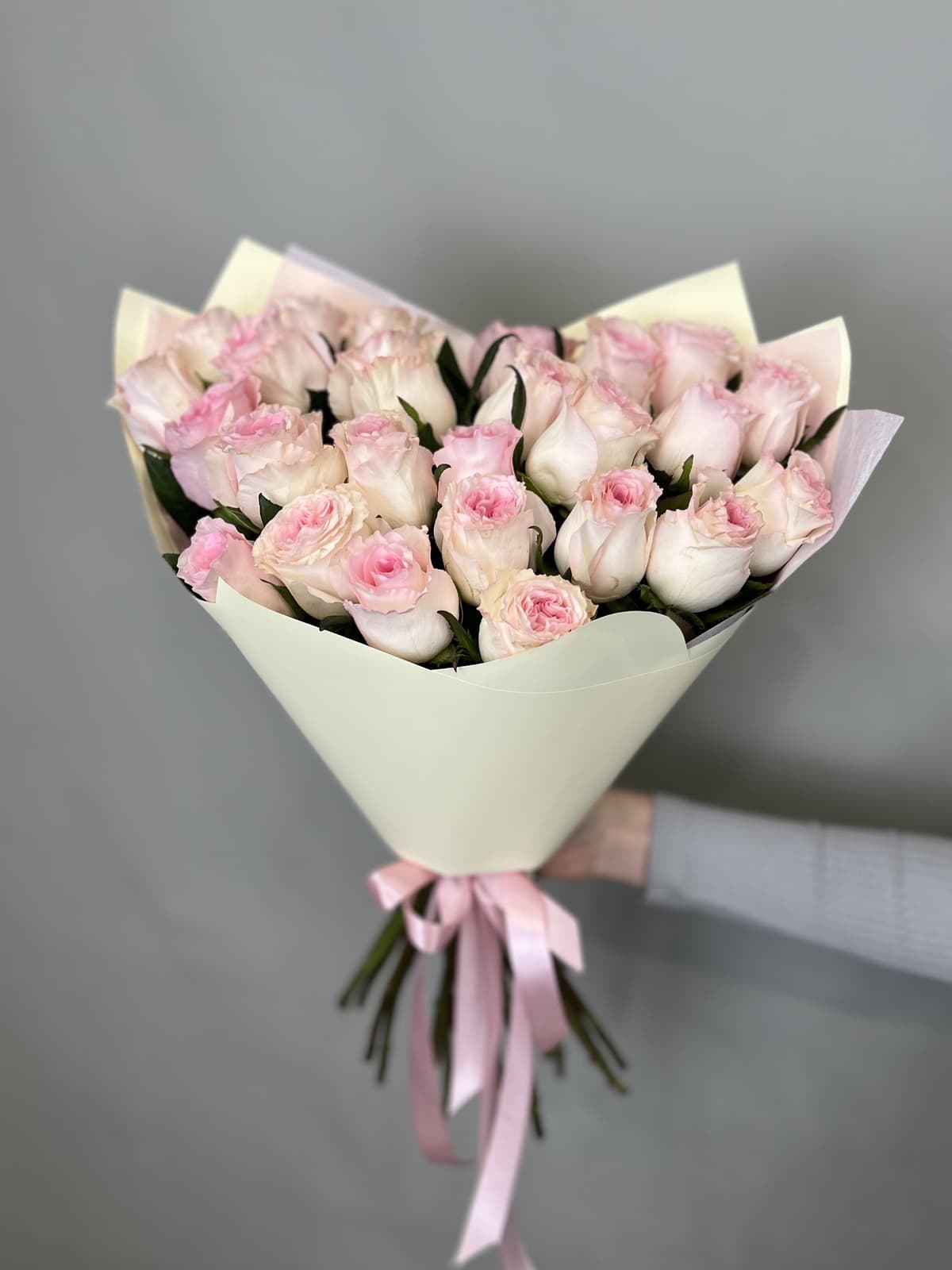 Любимый букет из 25 розовых роз стандарт 50 см в оформлении