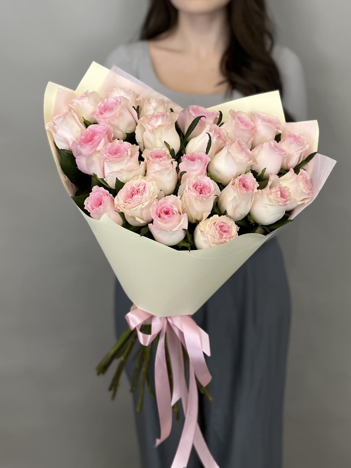 Любимый букет из 25 розовых роз стандарт 50 см в оформлении