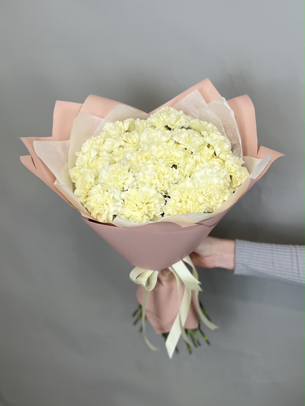 Нежный букет из 25 сливочных диантусов