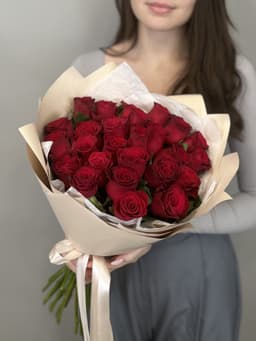 Стильный букет из 25 стандартных красных роз в светлой упаковке