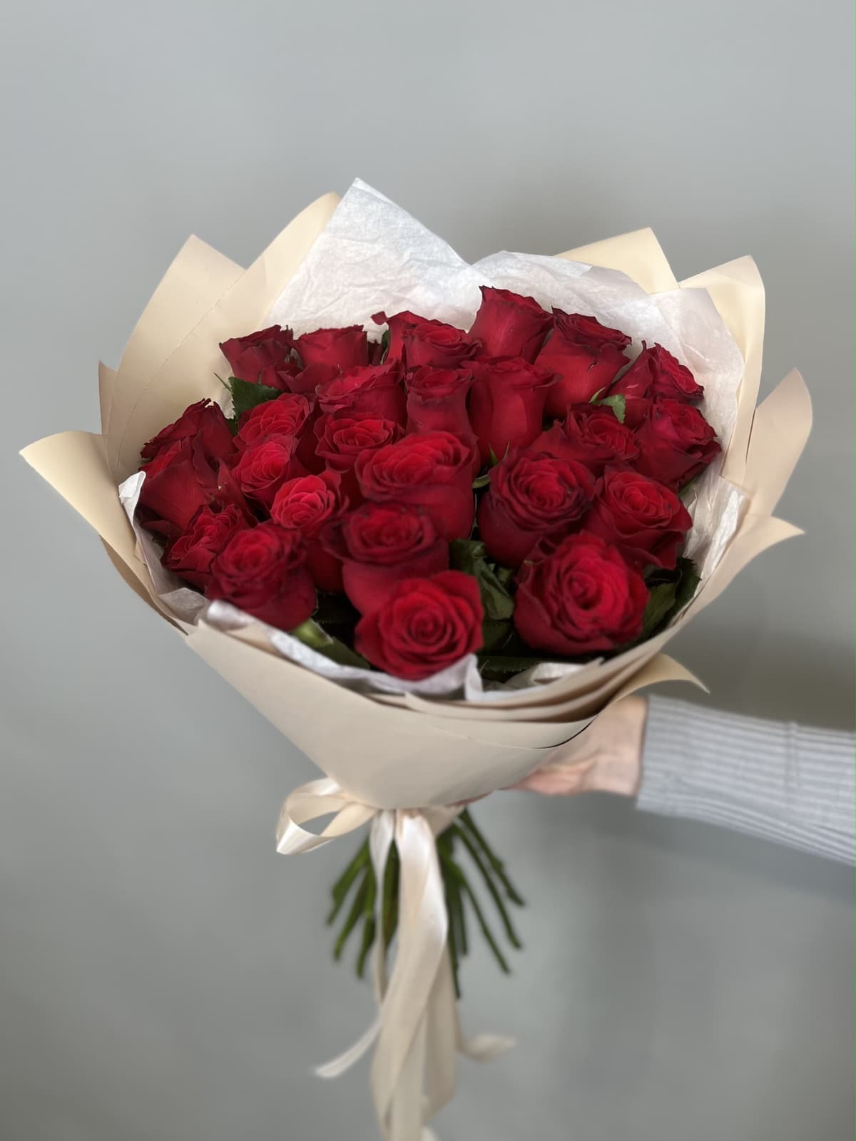 Стильный букет из 25 стандартных красных роз в светлой упаковке
