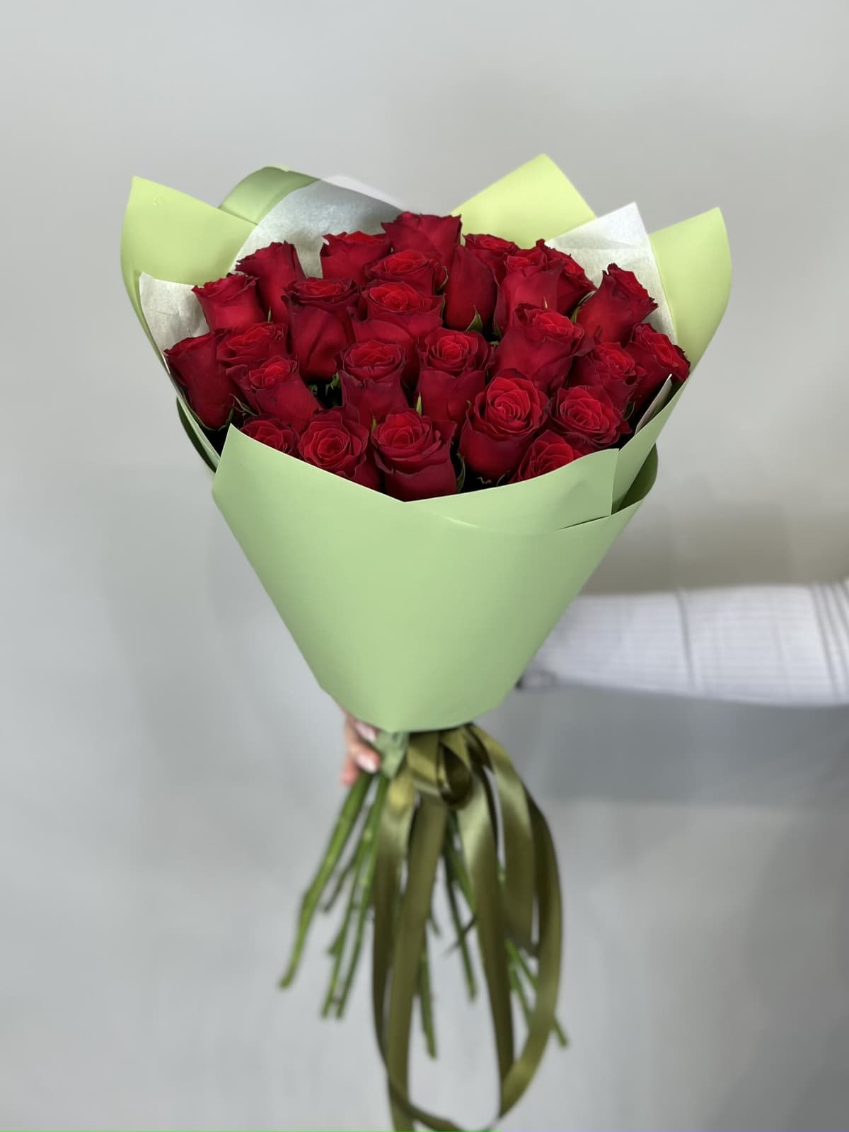 Цветочный букет из 25 стандартных красных роз в упаковке