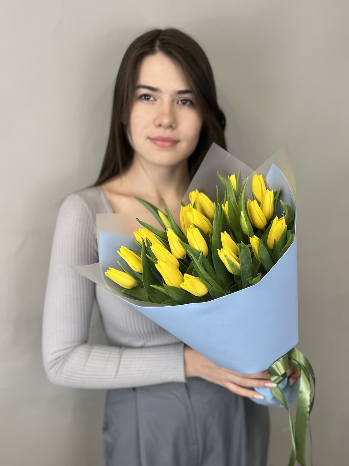 Цветочный букет из 25 желтых тюльпанов в фоамиране