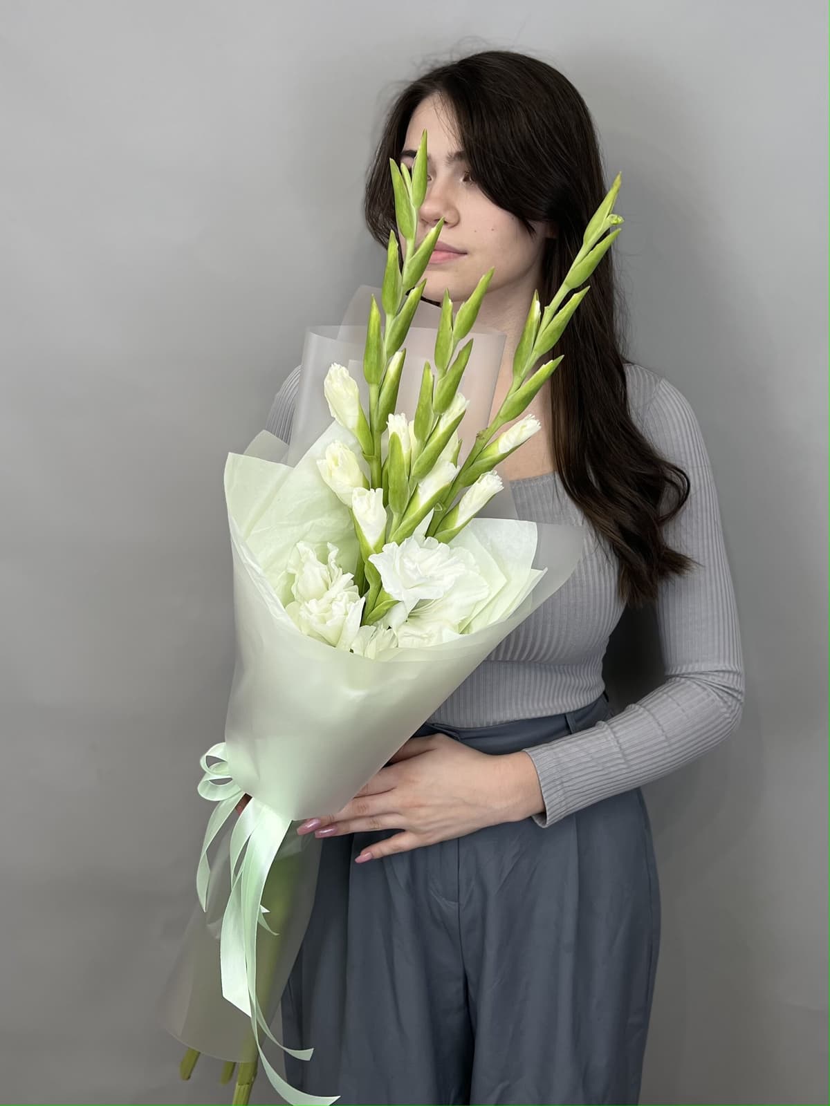 Букет из 3 гладиолусов в матовой бумаге