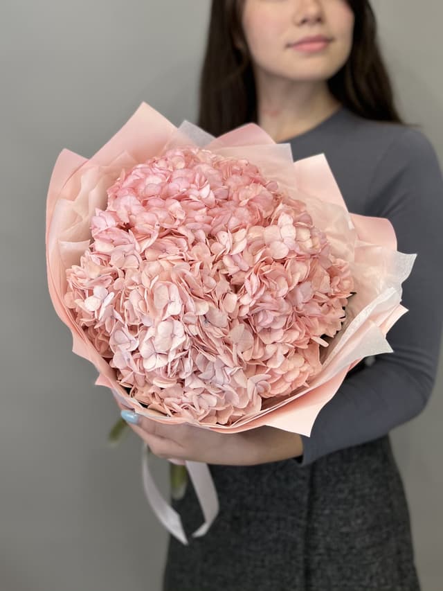 Нежный букет из 3 розовых гортензий Нежный букет из 3 розовых гортензий